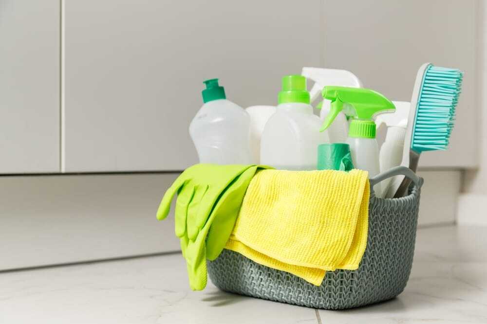 Brushes,,Sponges,,Rubber,Gloves,And,Natural,Cleaning,Products,In,The
